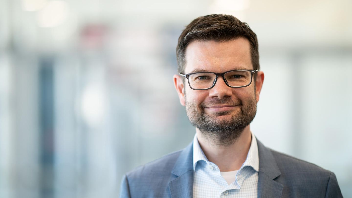 Das Justizministerium leitet Marco Buschmann. Der 44-jährige Nordrhein-Westfale war vor seinem Wechsel in die Regierung Erster Parlamentarischer Geschäftsführer der FDP-Fraktion im Bundestag.