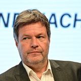 Grünen-Chef Robert Habeck ist Vizekanzler und übernimmt zudem die Betreuung des zentralen Themas der Grünen: Klimaschutz. Für die Leitung des Wirtschafts- und Klimaschutzministeriums kann der 52-Jährige auf Erfahrungen unter anderem aus sechs Jahren als schleswig-holsteinischer Minister für Energiewende, Umwelt, Landwirtschaft und Digitalisierung zurückgreifen.