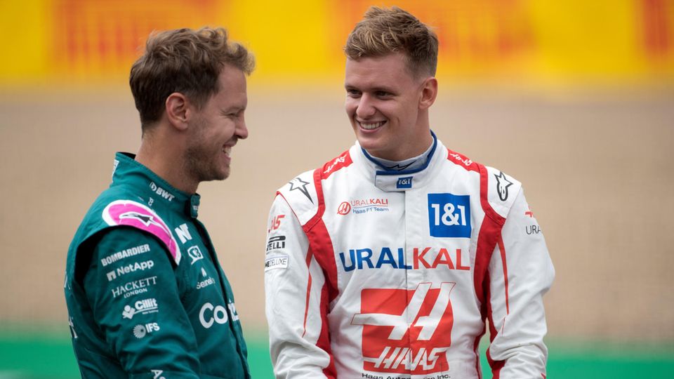 Die Formel 1 Fahrer Mick Schumacher und Sebastian Vettel.