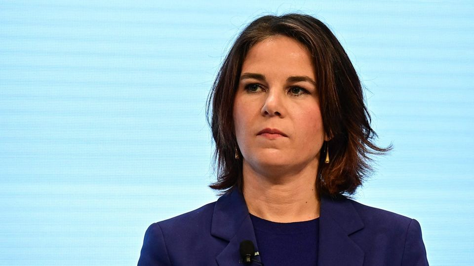 Die grüne Kanzlerkandidatin Annalena Baerbock herrscht über eines der wichtigsten Ressorts. Die 40 Jahre alte Niedersächsin ist Außenministerin und soll sich außer um die klassische Außenpolitik auch um die globale Klimapolitik kümmern.