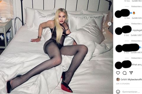 Sängerin Madonna räkelt sich mit dunklen Strümpfen auf einer Bettdecke