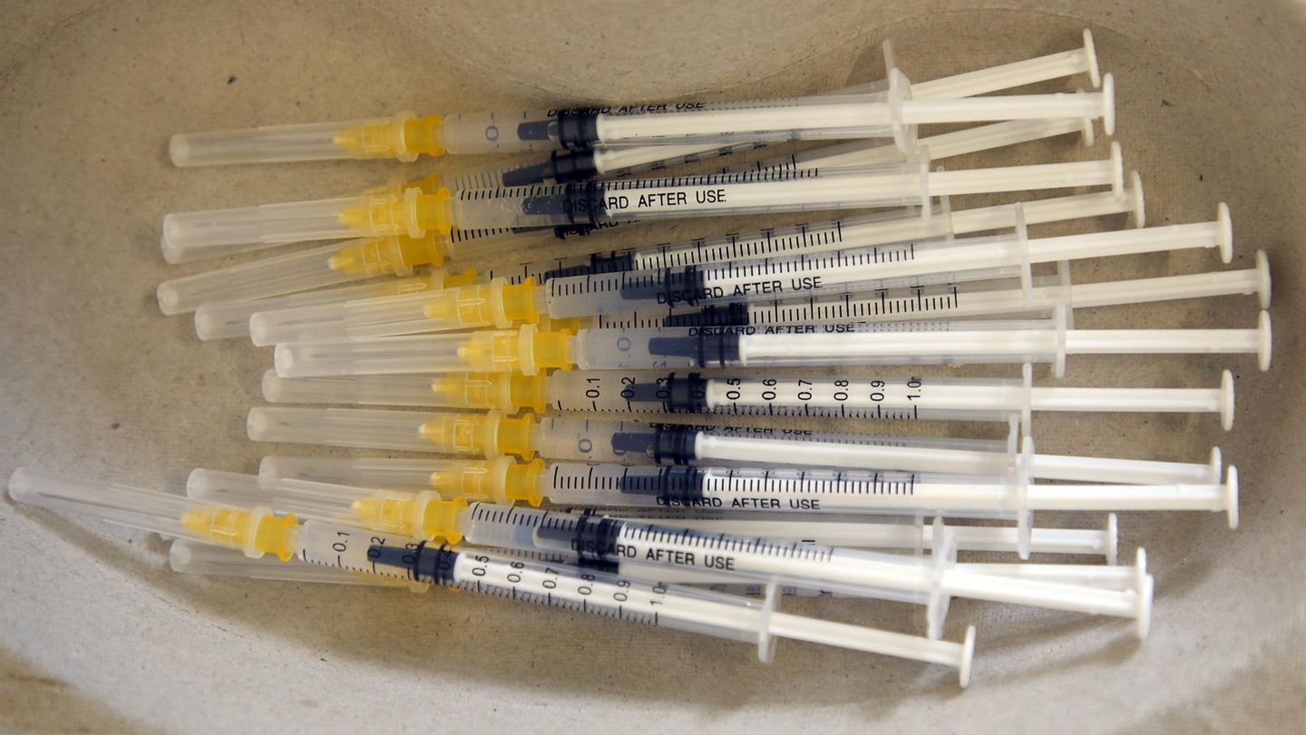 Spritzen mit Impfserum liegen in einer Schale bereit.