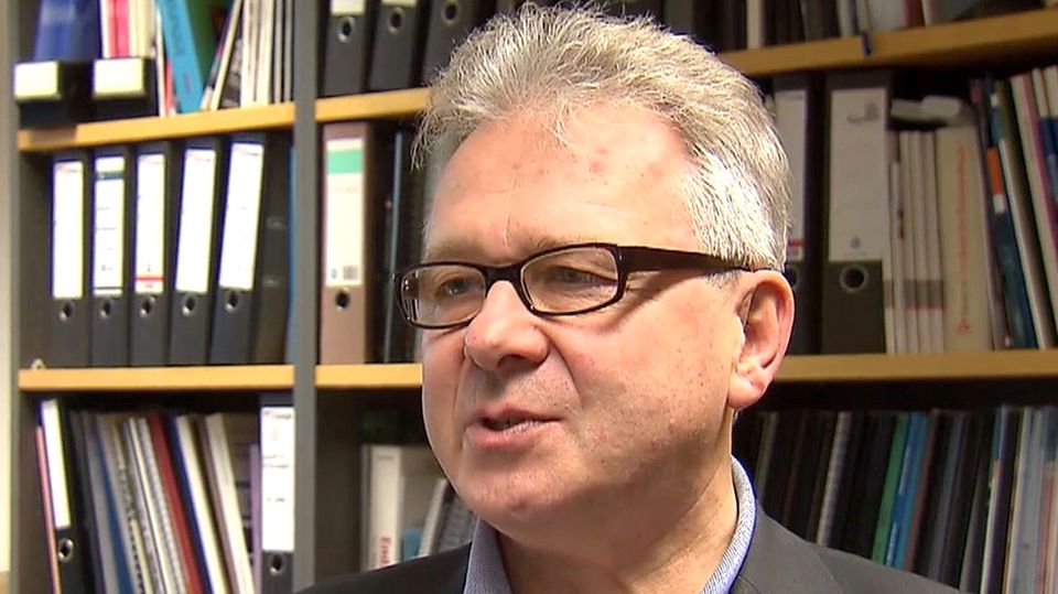Prof. Dr. Reinhold Förster Antworten auf Fragen von Impfskeptikern Bedenken zur Corona-Impfung: Immunologe räumt mit falschen Mythen auf