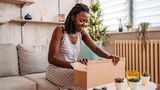 Der Widerruf muss deutlich kommuniziert werden, beispielsweise per Mail. Die Ware unkommentiert zurückschicken, zählt nicht als Widerruf. Doch es gibt Ausnahmen, welche Ware nicht widerrufen werden kann ...