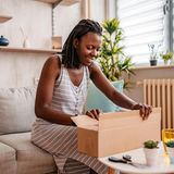 Der Widerruf muss deutlich kommuniziert werden, beispielsweise per Mail. Die Ware unkommentiert zurückschicken, zählt nicht als Widerruf. Doch es gibt Ausnahmen, welche Ware nicht widerrufen werden kann ...