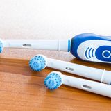 Nicht alle Waren könne zurückgegeben werden. Versiegelte Hygieneartikel, wie beispielsweise Zahnbürsten oder Earphones, gelten als Hygieneartikel  und sind somit vom Widerrufsrechts ausgenommen. Auch freiverkäufliche Arzneimittel, Medizinprodukte, Fertiggerichte, Kosmetik- und Hygieneartikel, die bei Lieferung versiegelt sind und deren Versiegelung nach der Lieferung entfernt wurde, sowie Sexspielzeug zählen dazu. Letzteres hat das Ober­landes­gericht Hamm (Az. 4 U 65/15) entschieden. 