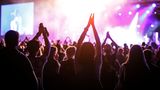 Haben Sie Tickets für Kultur- oder Sportveranstaltungen erworben, können Sie den Kauf nicht widerrufen, wenn es einen festen Termin gibt. Allerdings wackelt das geltende Recht. Denn die Ticketbörsen im Netz sind selbst nicht die Veranstalter und führen die Konzerte nicht selbst durch, sondern vermitteln nur den Kauf - kann trotzdem der Widerrufsauschluss gelten? Das Amtsgericht Bremen hat einen solchen Fall dem EuGH vorgelegt. 