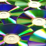 "Versiegelte Daten­träger sind vom Widerrufs­recht ausgeschlossen, sobald der Kunde die Versiegelung aufgebrochen hat", macht die "Stiftung Warentest" klar. Das Landgericht Dortmund musste 2006 dazu einen kuriosen Fall verhandeln: Ein Händler hatte den Widerruf von gekauften CDs abgelehnt, da das Siegel zerstört gewesen sei. Eigentlich richtig - doch dieses "Siegel" bestand aus einem Tesa-Streifen. Das Gericht akzeptierte dies nicht als offizielle Versiegelung der Ware. Der Widerruf war zulässig (Az. 16 O 55/06).