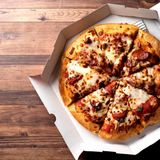 Wer verderbliche Ware ordert, also Pizza oder frische Lebensmittel im Netz bestellt, hat leider auch kein Widerrufsrecht. Medikamente zählen dabei nicht grundsätzlich zu dieser Warengruppe, berichtet die "Stiftung Warentest". Das Oberlandesgericht Karlsruhe urteilte, dass nur schnell verderbliche Arzneimittel vom Widerruf ausgeschlossen werden könnten ( Az. 4 U 87/1).