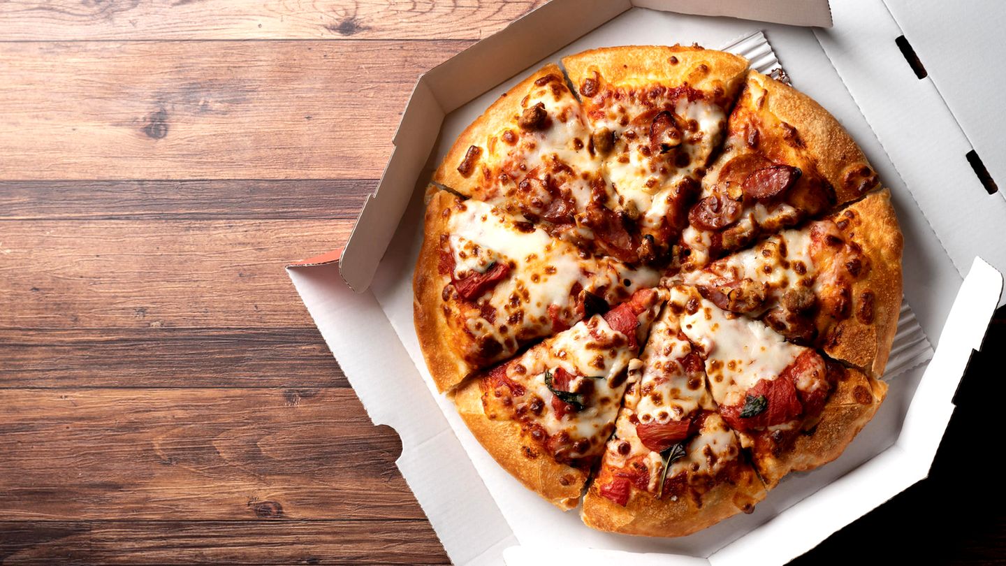 Wer verderbliche Ware ordert, also Pizza oder frische Lebensmittel im Netz bestellt, hat leider auch kein Widerrufsrecht. Medikamente zählen dabei nicht grundsätzlich zu dieser Warengruppe, berichtet die "Stiftung Warentest". Das Oberlandesgericht Karlsruhe urteilte, dass nur schnell verderbliche Arzneimittel vom Widerruf ausgeschlossen werden könnten ( Az. 4 U 87/1).