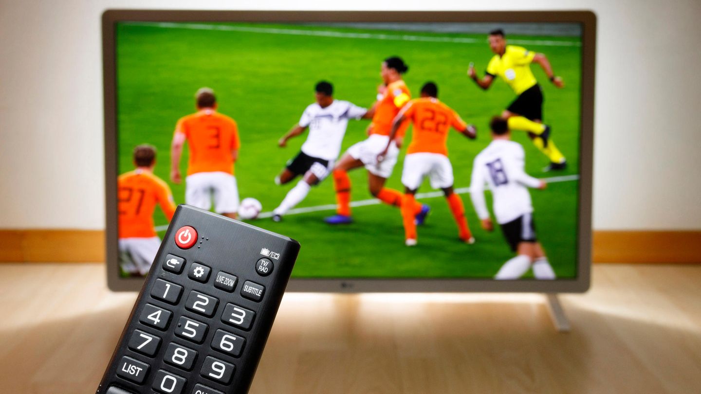 Gekaufte E-Books oder auch Streaming-Angebote sind auch vom Widerrufsrecht ausgeschlossen. Den Kauf des Sky Tickets kann der Kunde nach Start der Nutzung also nicht einfach zurückgeben, wenn der Anbieter auf diesen Sachverhalt hingewiesen hat, befindet auch das Oberlandesgericht München (Az. 6 U 732/16).