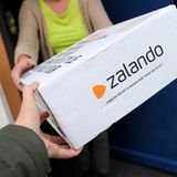 Größere Händler wie Zalando bieten einen kostenlosen Rückversand für die Kunden an. Doch nicht wenige Online-Shops reichen die Versandkosten weiter. Kunden sollten vor dem Kauf in die AGB oder zumindest in die Versandbestimmungen gucken. 