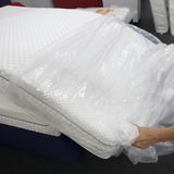 Achtung beim Matratzenkauf im Netz: Zwar ist der Versand meist kostenlos, doch wer die Matratze zurückgeben will, sollte das Kleingedruckte lesen. Denn die Kosten für den Rückversand können schnell sehr teuer werden. Per Sperrgut verlangen Speditionen 150 Euro und mehr. 