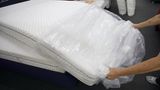 Achtung beim Matratzenkauf im Netz: Zwar ist der Versand meist kostenlos, doch wer die Matratze zurückgeben will, sollte das Kleingedruckte lesen. Denn die Kosten für den Rückversand können schnell sehr teuer werden. Per Sperrgut verlangen Speditionen 150 Euro und mehr. 