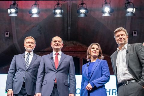Christian Lindner Olaf Scholz Annalena Baerbock und Robert Habeck unter Scheinwerfern