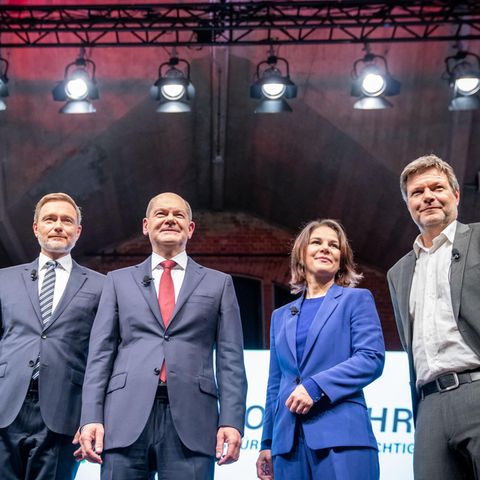 Christian Lindner Olaf Scholz Annalena Baerbock und Robert Habeck unter Scheinwerfern