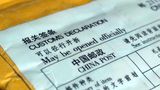 Vor dem Kauf sollten Kunden checken, wo sich der Vertragspartner befindet. Denn gerade bei asiatischen Shops übersteigt das Rückporto schnell den Warenwert des Einkaufs. Verbraucherschützer warnen vor einige Bekleidungsshops aus China. Auch bei Technik wird oft von einem Kauf abgeraten.