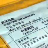 Vor dem Kauf sollten Kunden checken, wo sich der Vertragspartner befindet. Denn gerade bei asiatischen Shops übersteigt das Rückporto schnell den Warenwert des Einkaufs. Verbraucherschützer warnen vor einige Bekleidungsshops aus China. Auch bei Technik wird oft von einem Kauf abgeraten.