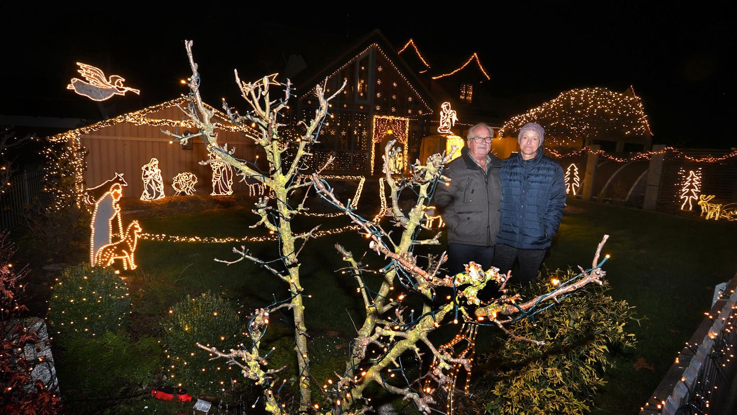 Josef Glogger und seine Frau Erika stehen in ihrem weihnachtlich geschmücktem Garten