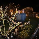Josef Glogger und seine Frau Erika stehen in ihrem weihnachtlich geschmücktem Garten