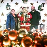 Martina und Sven Borchart stehen vor ihrem weihnachtlich geschmückten Haus