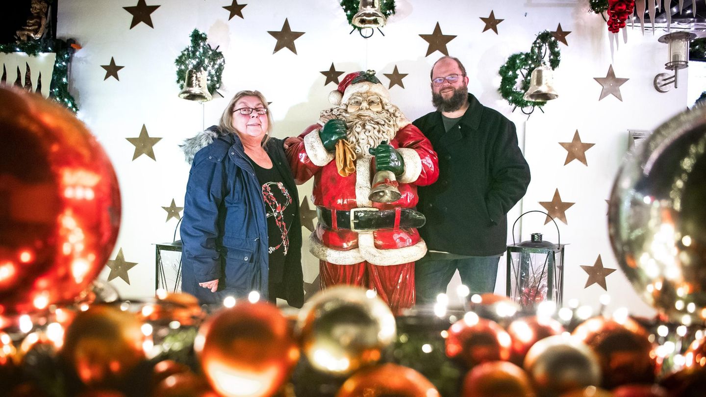 Martina und Sven Borchart stehen vor ihrem weihnachtlich geschmückten Haus