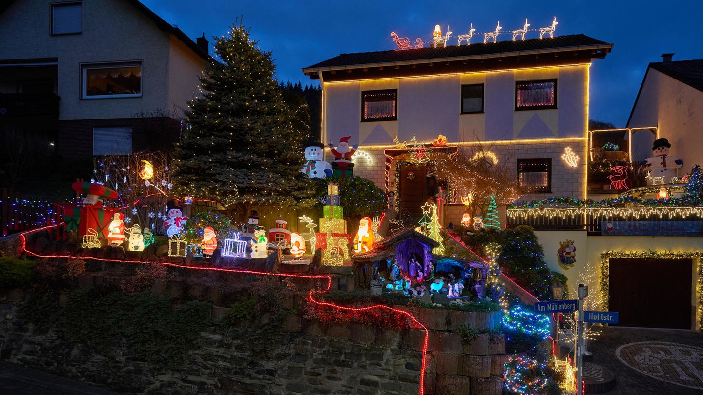 Das Haus von Rentner Josef Johann im rheinland-pfälzischen Moseldorf Klotten erstrahlt