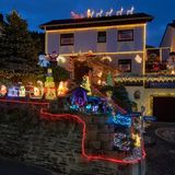 Das Haus von Rentner Josef Johann im rheinland-pfälzischen Moseldorf Klotten erstrahlt