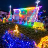 Sehr bunt ist dieses Haus in Hohenlinden in Bayern geschmückt und beleuchtet. 
