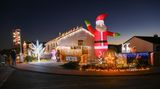 Zur blauen Stunde wird dieses Weihnachtshaus in Ahnatal in Hessen das erste Mal in dieser Saison in voller Beleuchtung gezeigt