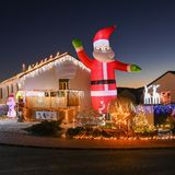 Zur blauen Stunde wird dieses Weihnachtshaus in Ahnatal in Hessen das erste Mal in dieser Saison in voller Beleuchtung gezeigt