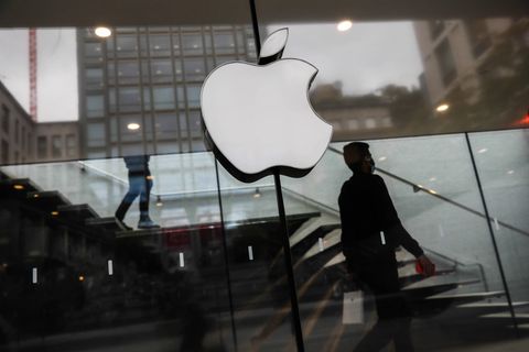 Mann vor Apple-Store