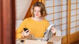 Doch was passiert, wenn der Kunde mehrere Artikel ordert, die in einem Paket ankommen, doch der Besteller nicht alle behalten will? Die "Stiftung Warentest" gibt ein Beispiel: Ein Kunde ordert einen Mantel für 180 Euro und Schuhe für 90 Euro, das Porto beträgt 6,99 Euro. Den Mantel bezahlt er, die Schuhe passen nicht. "Beim Widerruf muss der Händler ihm nur die 90 Euro Kauf­preis erstatten, nicht die Versand­kosten", so die Warentester. "Grund: Die Versand­kosten wären in gleicher Höhe angefallen, wenn nur der Mantel bestellt worden wäre."