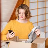 Doch was passiert, wenn der Kunde mehrere Artikel ordert, die in einem Paket ankommen, doch der Besteller nicht alle behalten will? Die "Stiftung Warentest" gibt ein Beispiel: Ein Kunde ordert einen Mantel für 180 Euro und Schuhe für 90 Euro, das Porto beträgt 6,99 Euro. Den Mantel bezahlt er, die Schuhe passen nicht. "Beim Widerruf muss der Händler ihm nur die 90 Euro Kauf­preis erstatten, nicht die Versand­kosten", so die Warentester. "Grund: Die Versand­kosten wären in gleicher Höhe angefallen, wenn nur der Mantel bestellt worden wäre."