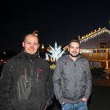 Dominik Pieczko (l) und Sascha Bärwald haben für die prachtvolle Weihnachts-Illumination rund 65 000 LEDs verwendet.