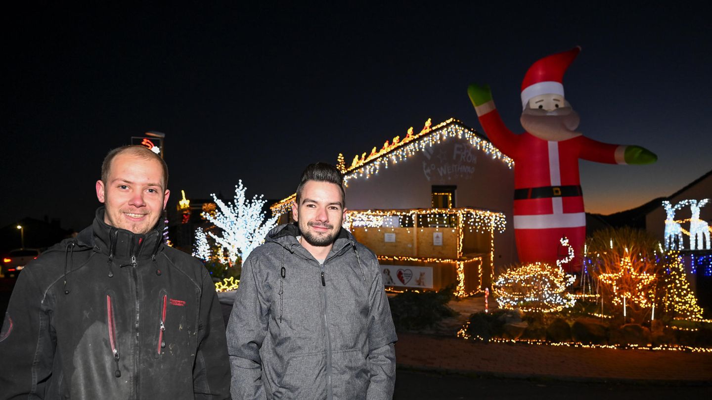 Dominik Pieczko (l) und Sascha Bärwald haben für die prachtvolle Weihnachts-Illumination rund 65 000 LEDs verwendet.