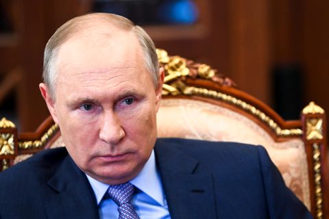 Russland Präsident Wladimir Putin schaut ernst