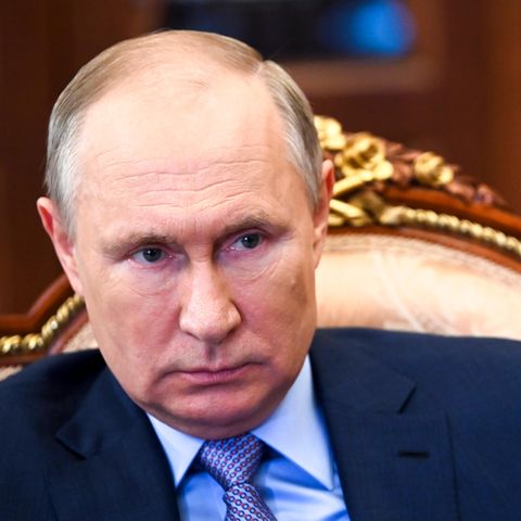Russland Präsident Wladimir Putin schaut ernst