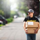 Auch wenn einige Händler es ihren Kunden einreden wollen: Es gibt keine Verpflichtung, den Originalkarton für Rücksendungen zu verwenden, urteilt das Oberlandesgericht Frankfurt am Main (Az. 1 U 127/05). Der Händler kann höchstens darum bitten. Doch der Kunde verliert sein Widerrufsrecht nicht, wenn er eine andere Verpackung nutzt, so das Landgericht Hamburg. Wobei die Verpackung gerade bei zerbrechlichen Gegenständen schon praktisch sein kann. 