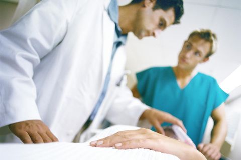 Arzt und Patientin in der Notaufnahme