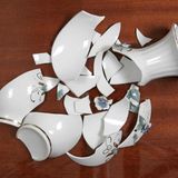 Auch wenn der Händler den Artikel nachweislich unbeschädigt losgeschickt hat, haftet er für die Ware auf dem Weg zum Kunden. Geht der Artikel dabei kaputt, können Kunden eine neue Lieferung fordern. Allerdings gilt diese Regelung nur bei gewerblichen Händlern, wer bei Privatpersonen kauft, die einen Einlieferungsbeleg vorweisen können, ist da nichts zu machen. 