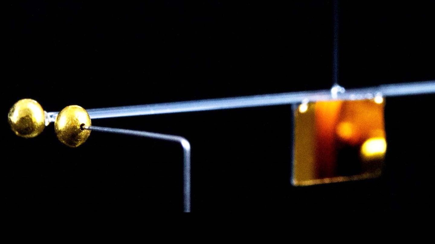 Experiment zur Gravitationskraft: Erzeugen auch kleine Objekte eine Schwerkraft?