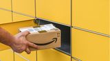 Geht die Sendung des Kunden zurück an den Händler auf dem Versandweg kaputt, verliert er nicht automatisch sein Widerrufsrecht. Sein Anspruch auf Erstattung des Kaufpreises bleibt bestehen. Allerdings könnte der Käufer zu Schadensersatz aufgefordert werden, schließlich ist dem Händler eben dieser entstanden. Allerdings trägt die Beweislast der Händler. Hat der Kunde die Originalverpackung genutzt, wird das kaum gelingen, urteilt auch die "Stiftung Warentest". 