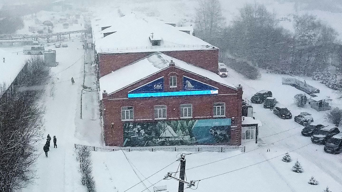 Blick auf das Gebäude des Kohlebergwerks Listwjaschnaja