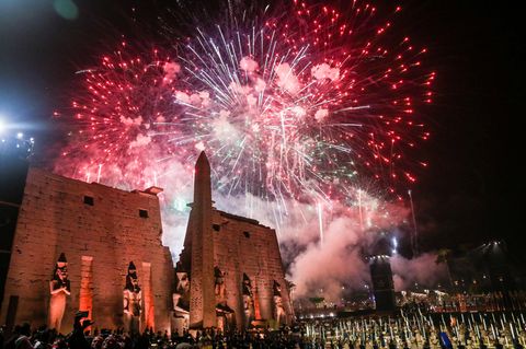 Luxor, Ägypten. Feuerwerk erhellt den Himmel während der offiziellen Eröffnungszeremonie der historischen Sphinx-Allee. Nach Jahren der Renovierung und in dem Bemühen, den Tourismussektor Ägyptens neu zu beleben, wurde die 2700 Meter lange Allee wiedereröffnet. Ägypten hat mehrere große Restaurierungsprojekte in Angriff genommen, um historische Stätten wiederherzustellen, nachdem das Coronavirus den Tourismussektor des Landes stark belastet hatte.
