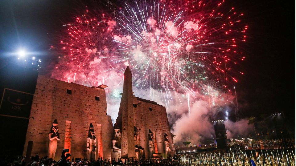 26. November: Party für Prachtstraße Luxor, Ägypten. Feuerwerk erhellt den Himmel während der offiziellen Eröffnungszeremonie der historischen Sphinx-Allee. Nach Jahren der Renovierung und in dem Bemühen, den Tourismussektor Ägyptens neu zu beleben, wurde die 2700 Meter lange Allee wiedereröffnet. Ägypten hat mehrere große Restaurierungsprojekte in Angriff genommen, um historische Stätten wiederherzustellen, nachdem das Coronavirus den Tourismussektor des Landes stark belastet hatte.