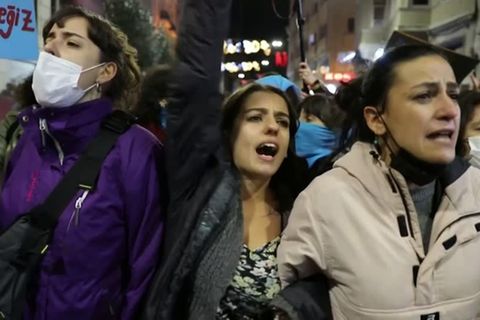 Istanbul: Türkische Polizei geht gewaltsam gegen Frauenrechtlerinnen vor