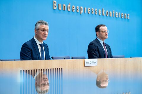 Jens Spahn, (r, CDU) geschäftsführender Bundesgesundheitsminister, und Lothar H. Wieler (l), Präsident des RKI