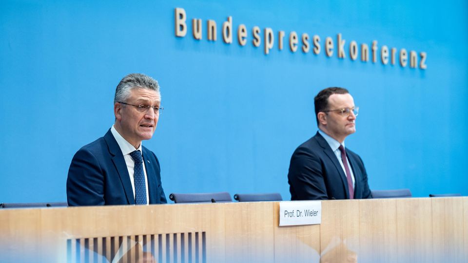 Jens Spahn, (r, CDU) geschäftsführender Bundesgesundheitsminister, und Lothar H. Wieler (l), Präsident des RKI
