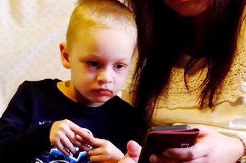 Dreijähriger rettet regungslose Mutter – dank Youtube